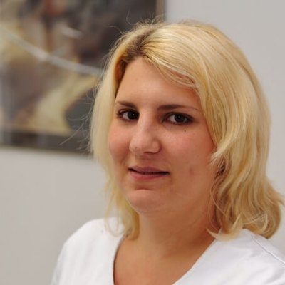 Mitarbeiterin der Zahnarztpraxis Dr. Wittmann