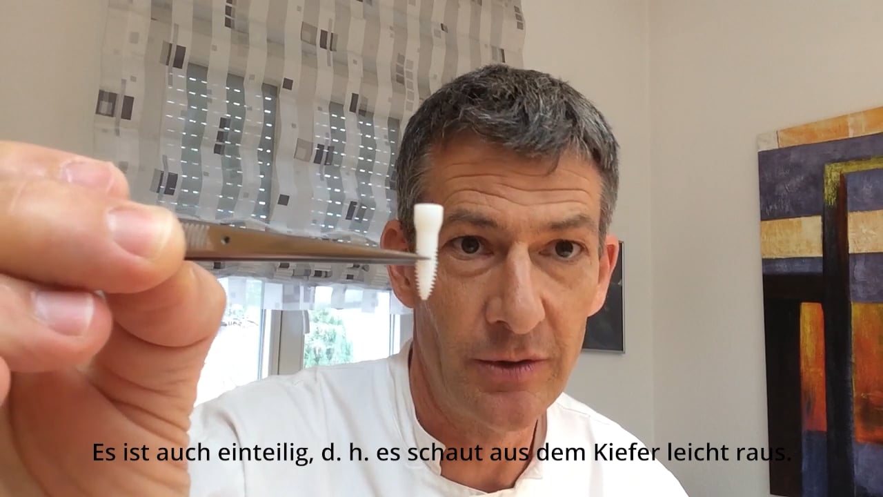 Dr. Stefan Wittmann zeigt ein Keramik-Implantat aus Zirkonoxid